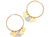 une paire de boucles d'oreilles créoles en or ornées de pendentifs en forme de cœur