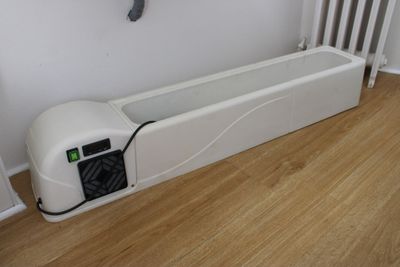 une photo d'une pièce équipée d'un chauffage et d'un radiateur