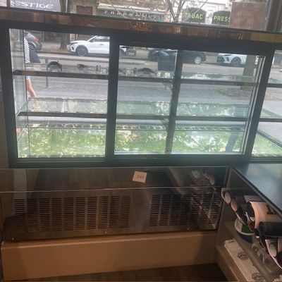 une fenêtre donnant sur un parking à l'extérieur