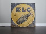 un panneau jaune et noir sur lequel est inscrit « klc »