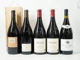 six bouteilles de vin sont alignées en rang devant une caisse en bois