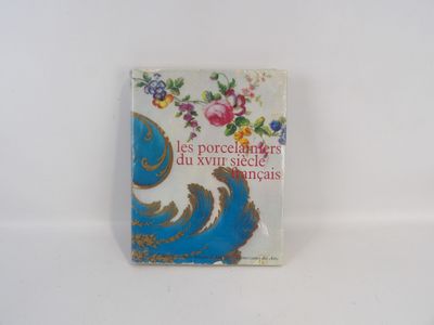le livre est posé sur une surface blanche avec un fond blanc