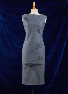 une robe posée sur un mannequin, devant un fond bleu