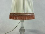 une lampe posée sur une table et munie d'un abat-jour