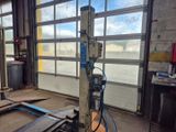une machine qui se trouve à l'intérieur d'un garage
