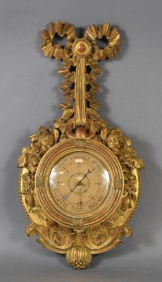 une horloge dorée accrochée au mur, sur laquelle figure une croix