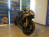 une moto garée dans un showroom