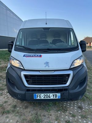 une camionnette blanche garée sur le bord de la route