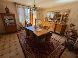 une salle à manger avec une table et des chaises et un lustre