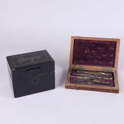 a small box that has some kind of cloth inside of it