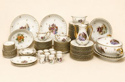 beaucoup d'assiettes, de tasses et de soucoupes sur la table