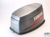 une photo d'un moteur de bateau Yamaha posé sur une surface blanche