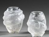 trois vases en verre posés l'un à côté de l'autre sur une table