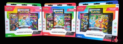 trois paquets de cartes Pokémon exposés les uns à côté des autres