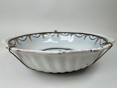 un bol blanc orné de motifs bleus et jaunes