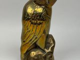 figurine de chouette en laiton perchée sur une branche d'arbre, sur fond blanc
