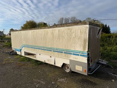 un camion garé sur un terrain en terre battue