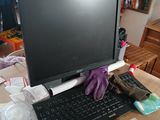 un bureau équipé d'un écran d'ordinateur et d'un clavier