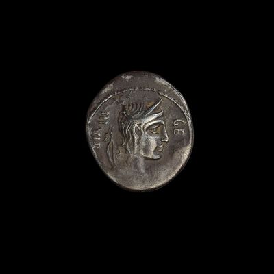 un gros plan d'une pièce de monnaie avec un visage dessus