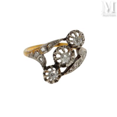 gros plan d'une bague en diamant sur fond blanc