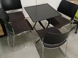 quatre chaises et une table dans une pièce