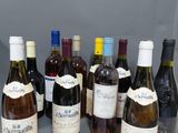 plusieurs bouteilles de vin sont alignées sur une table
