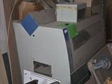 une machine placée au milieu d'une pièce