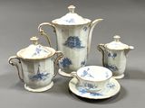 quatre pièces de porcelaine bleue et blanche posées sur une table