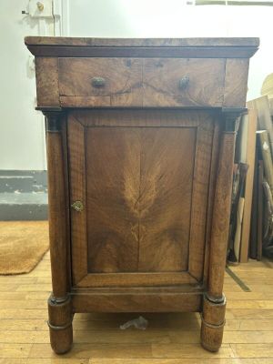 Chevet en noyer à colonnes détachées