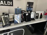 il y a de nombreuses photos encadrées sur le comptoir de ce magasin