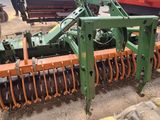 un tracteur équipé d'une charrue à l'arrière