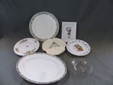 de nombreuses assiettes et verres posés sur une table