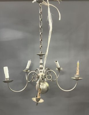 un lustre blanc orné de bougies dans une pièce