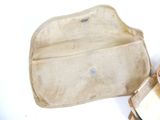 une vieille valise et un petit sac posés par terre