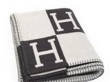 une couverture noire et blanche sur laquelle figure la lettre h