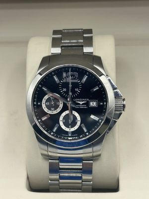 un gros plan d'une montre exposée dans un coffret