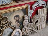 de nombreux objets anciens posés sur une table dans une pièce