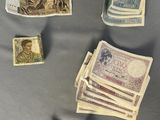 plusieurs types de monnaie disposés sur une table