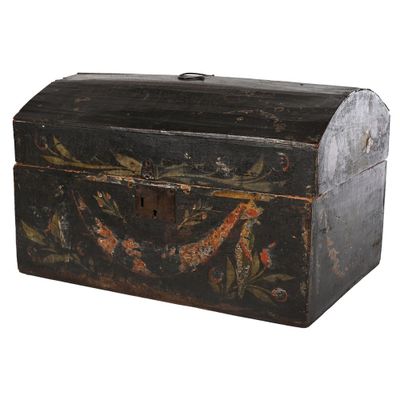 une vieille boîte en bois ornée d'un motif floral
