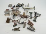 tout un tas de figurines qui sont posées sur une table