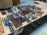 une table sur laquelle sont disposés de nombreux petits soldats
