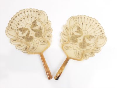 paire d'éventails en bois peints à la main, ornés de motifs dorés