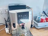 une machine à café posée sur un comptoir