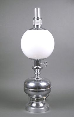 Lampe à poser en métal chromé et verre opalin en forme de la…