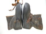 deux paires de chaussures accrochées au mur