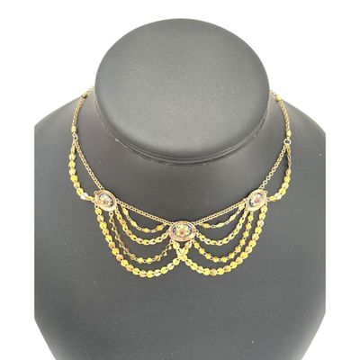 gros plan d'un collier sur un mannequin mannequin