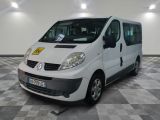 une camionnette blanche garée dans une pièce