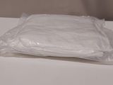un sac de provisions posé sur une table à côté d'une paire de ciseaux