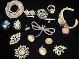 plusieurs types de bijoux différents sur une surface noire