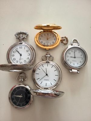 de nombreux types de montres de poche présentés sur une table